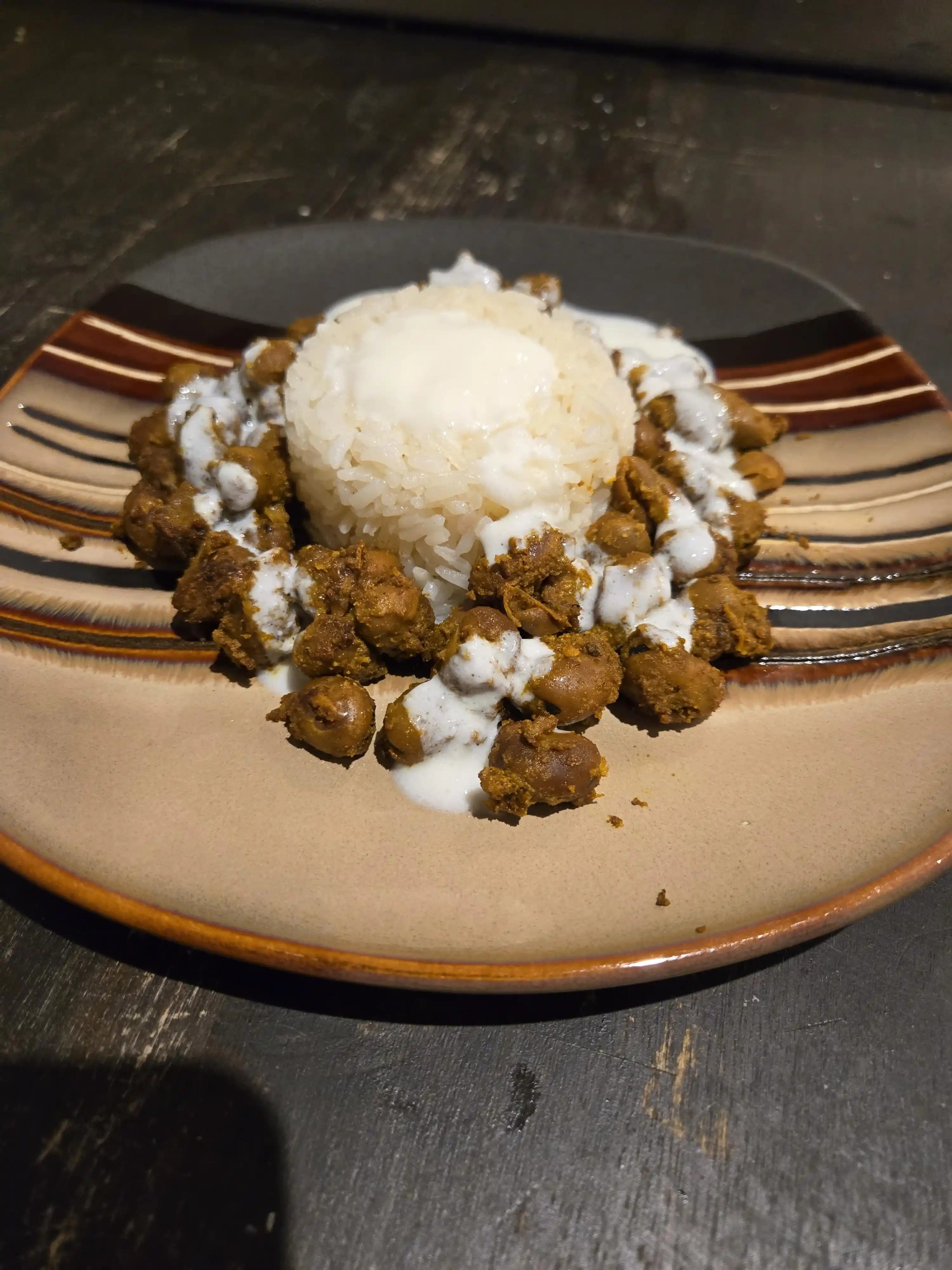 Ekonomik ve Lezzetli Fasulye-Pirinç Yemeği: 3 Dolar Altında Üç Öğünlük Tarif