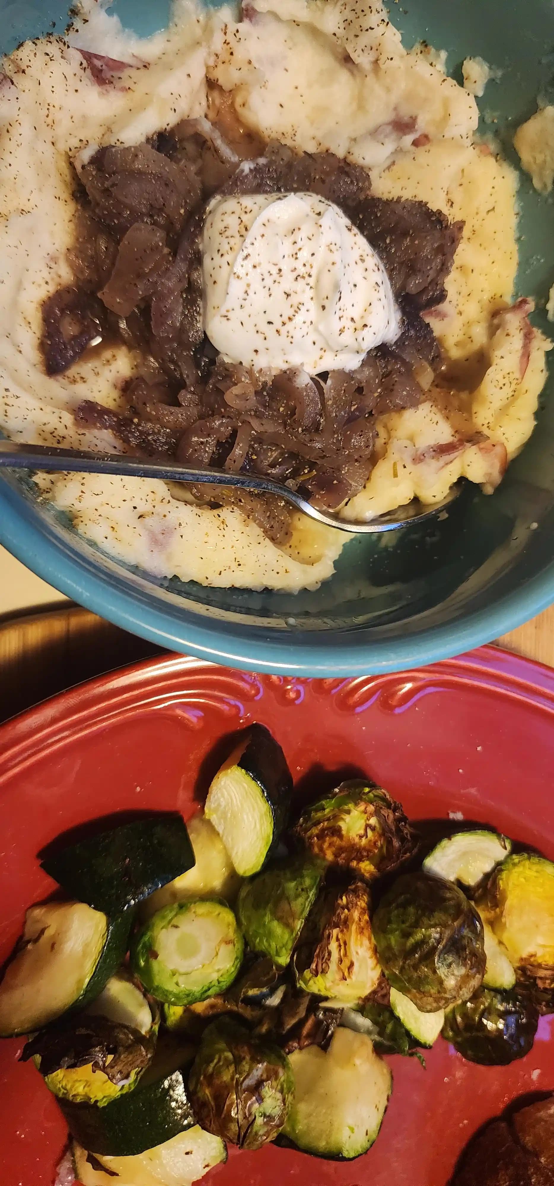 Ekonomik ve Sağlıklı Karamelize Soğanlı Püre Patates ile Fırınlanmış Sebzeler Tarifi