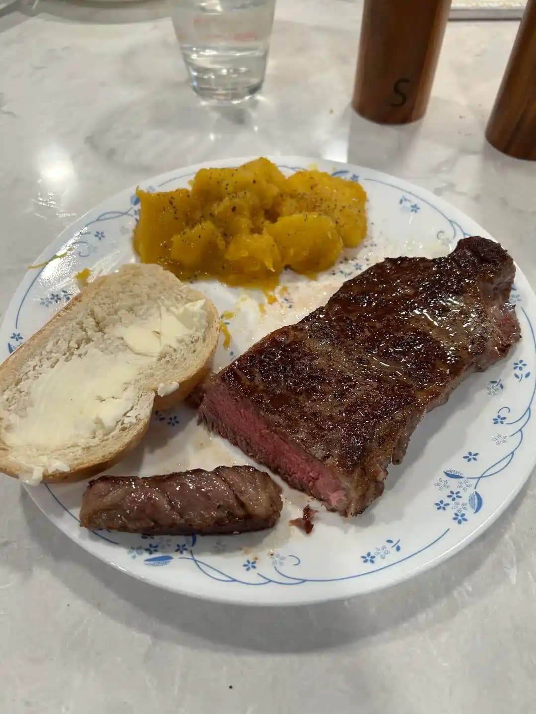 Evde Ekonomik ve Şık Sevgililer Günü Menüsü: Steak ve Yan Lezzetler Hazırlama