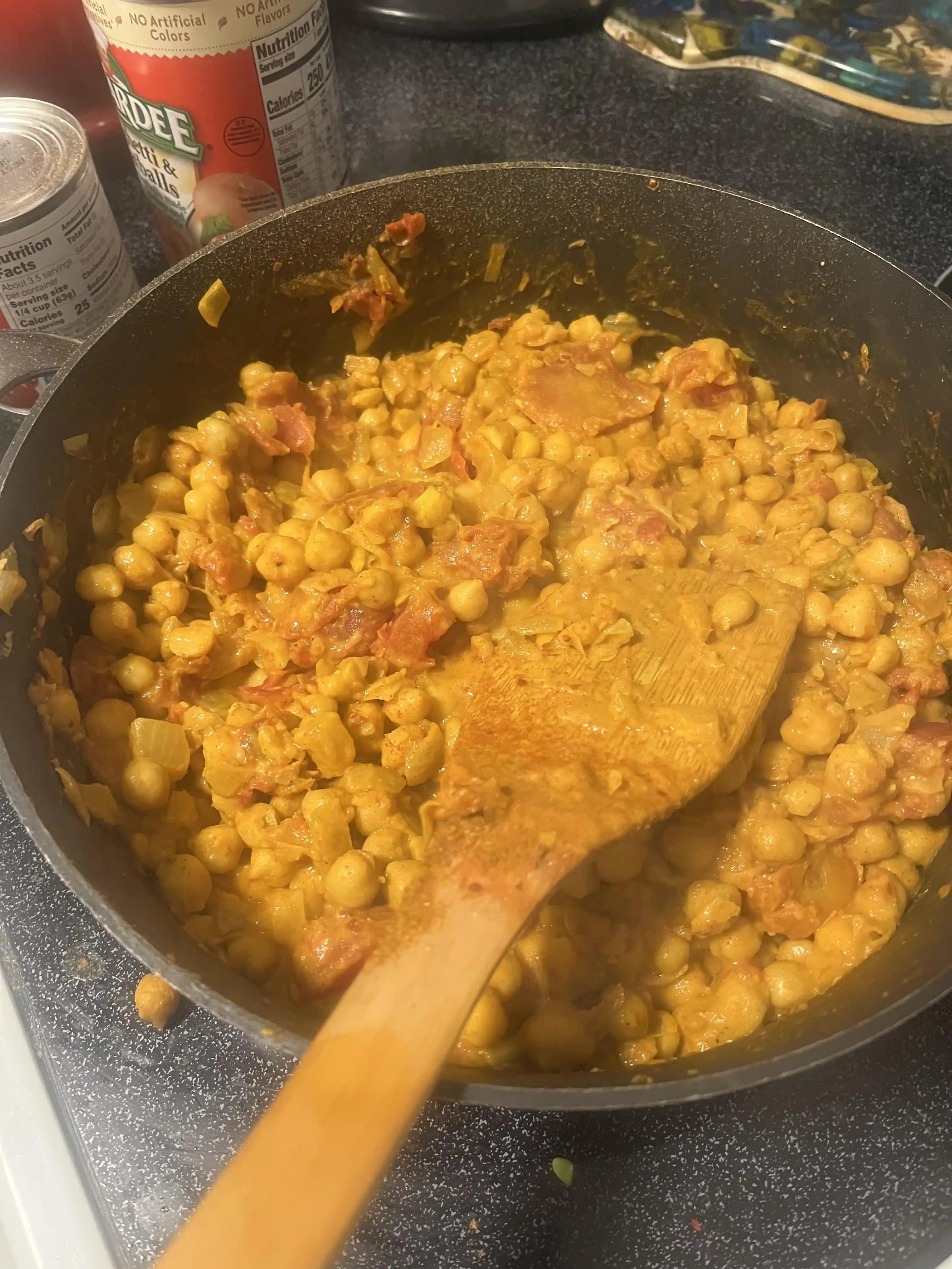 Nohutlu Köri Tarifi: Ekonomik, Besleyici ve Lezzetli Vejetaryen Yemek Seçeneği