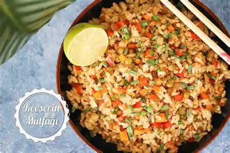 Kızarmış Pilavın Lezzetini Artıran Temel Pişirme Teknikleri ve Malzeme Seçimi
