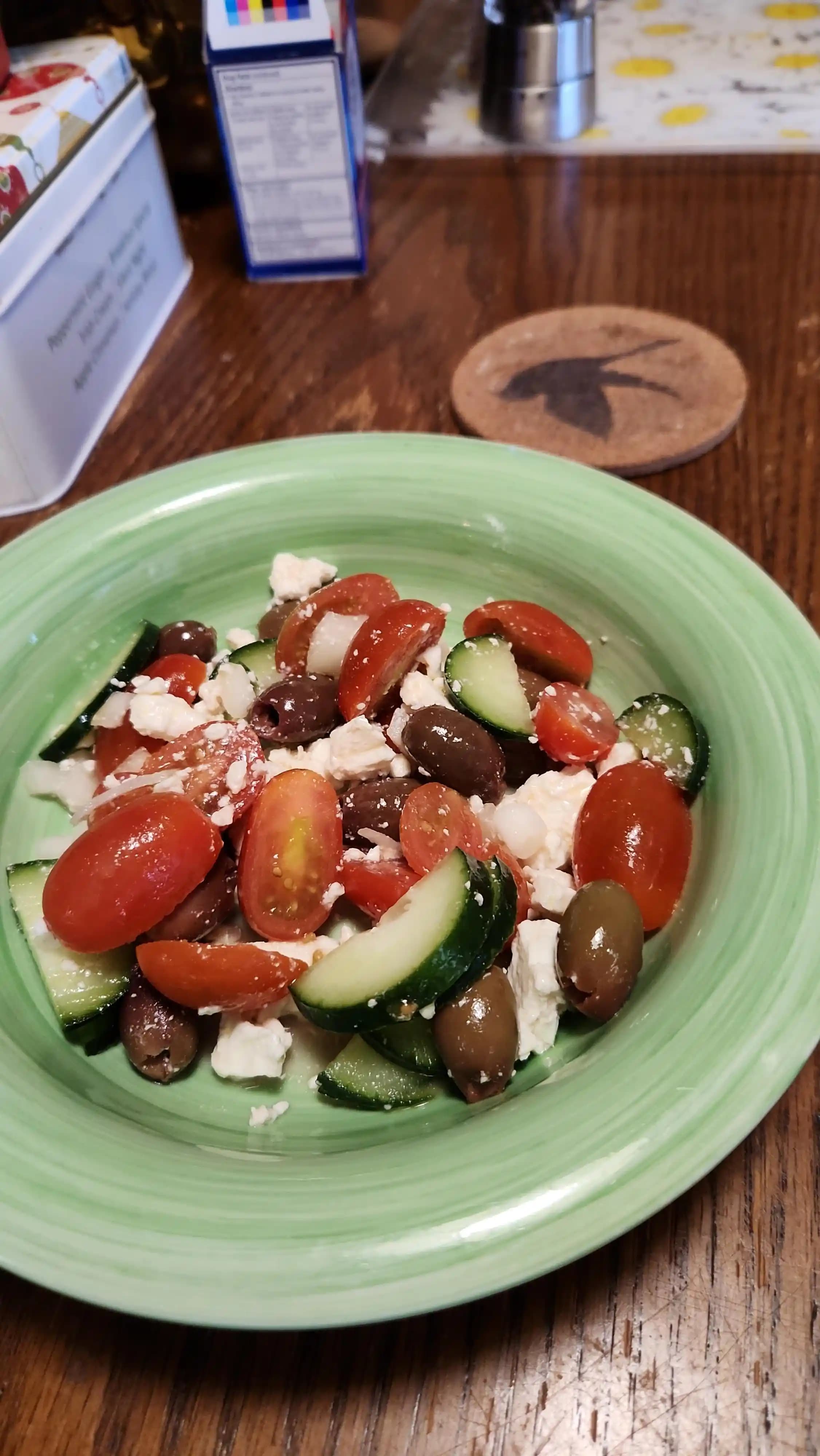 Ekonomik ve Sağlıklı Yunan Salatası: Malzemeler, Tarif ve Beslenme Değerleri