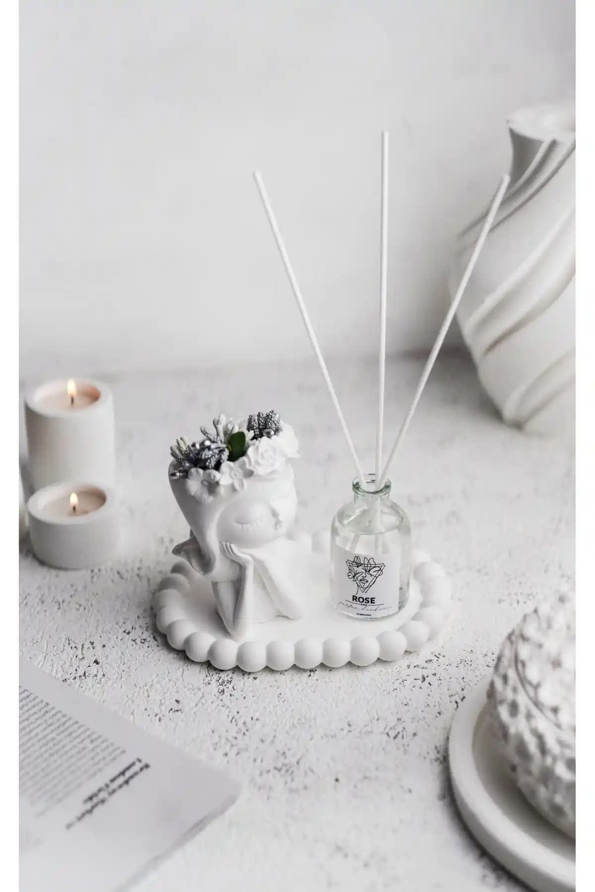 LALEZEN HOME Rose Oda Kokusu ve Uyuyan Çiçekli Kız Seti: Zarif İç Mekan Dekorasyonu