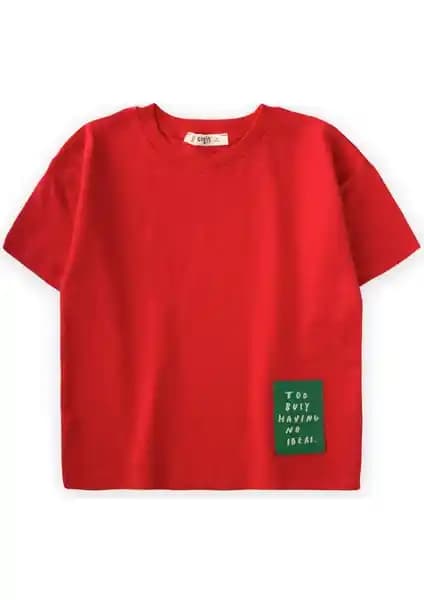 Cigit Yırtmaç Detaylı Etiketli Kırmızı T-Shirt Modern ve Rahat Yazlık Giyim İçin