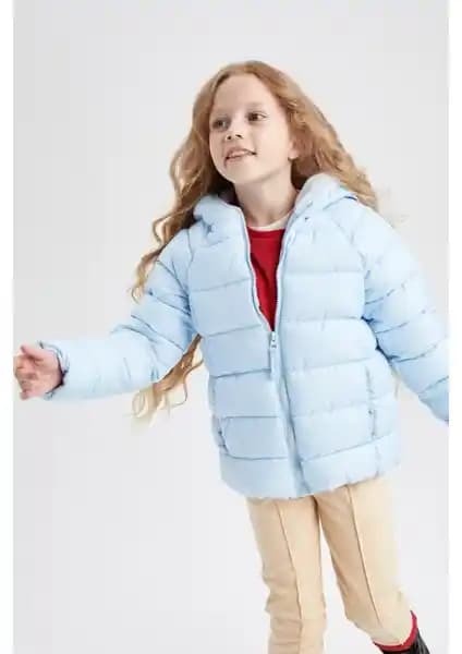 DeFacto ve Lela Kız Çocuk Montları Karşılaştırması: Sıcak ve Şık Seçenekler