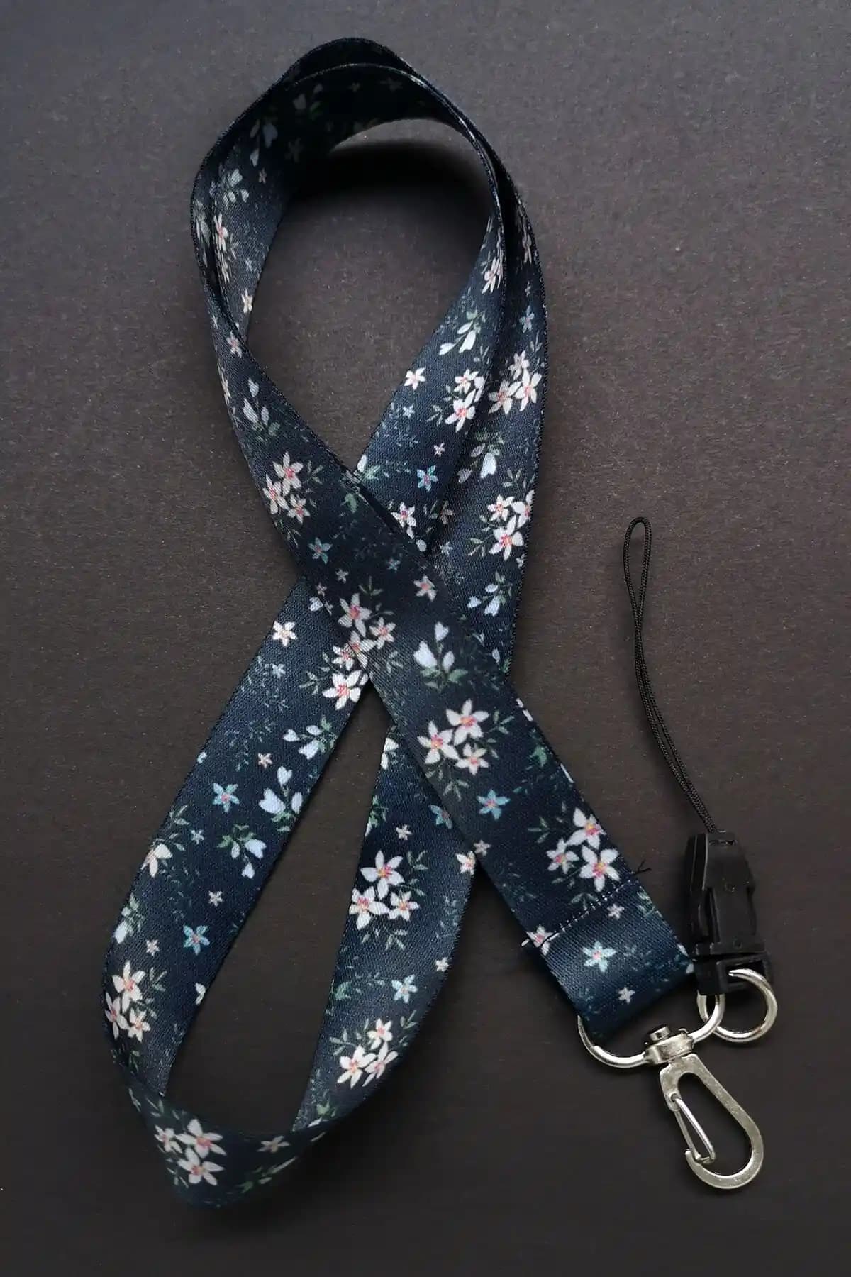 Apptakı Lale Çiçek ve Van Gogh Badem Ağacı Boyun Askı İpleri Karşılaştırması