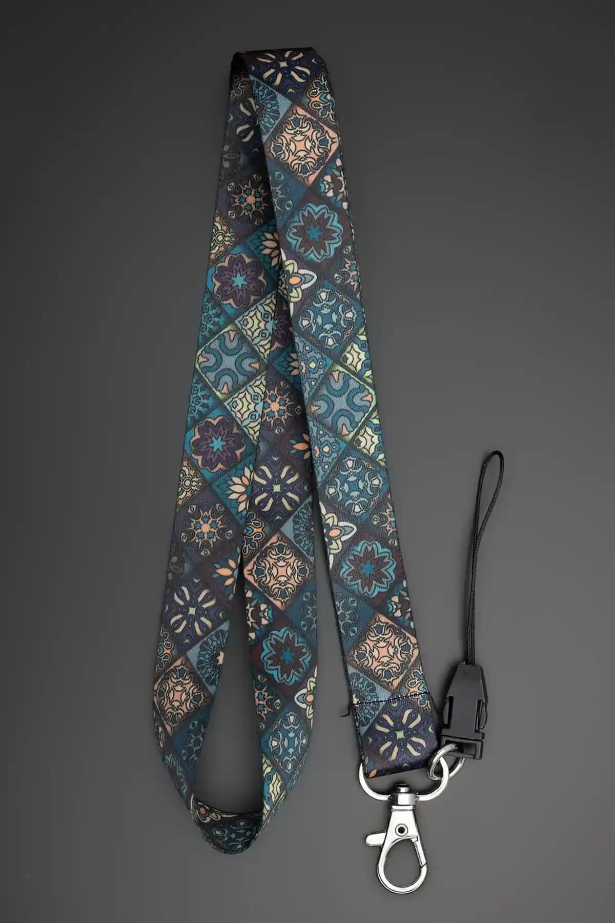 Apptakı Renkli Kelebekler ve Etnik Desen Boyun Askı İpleri Karşılaştırması