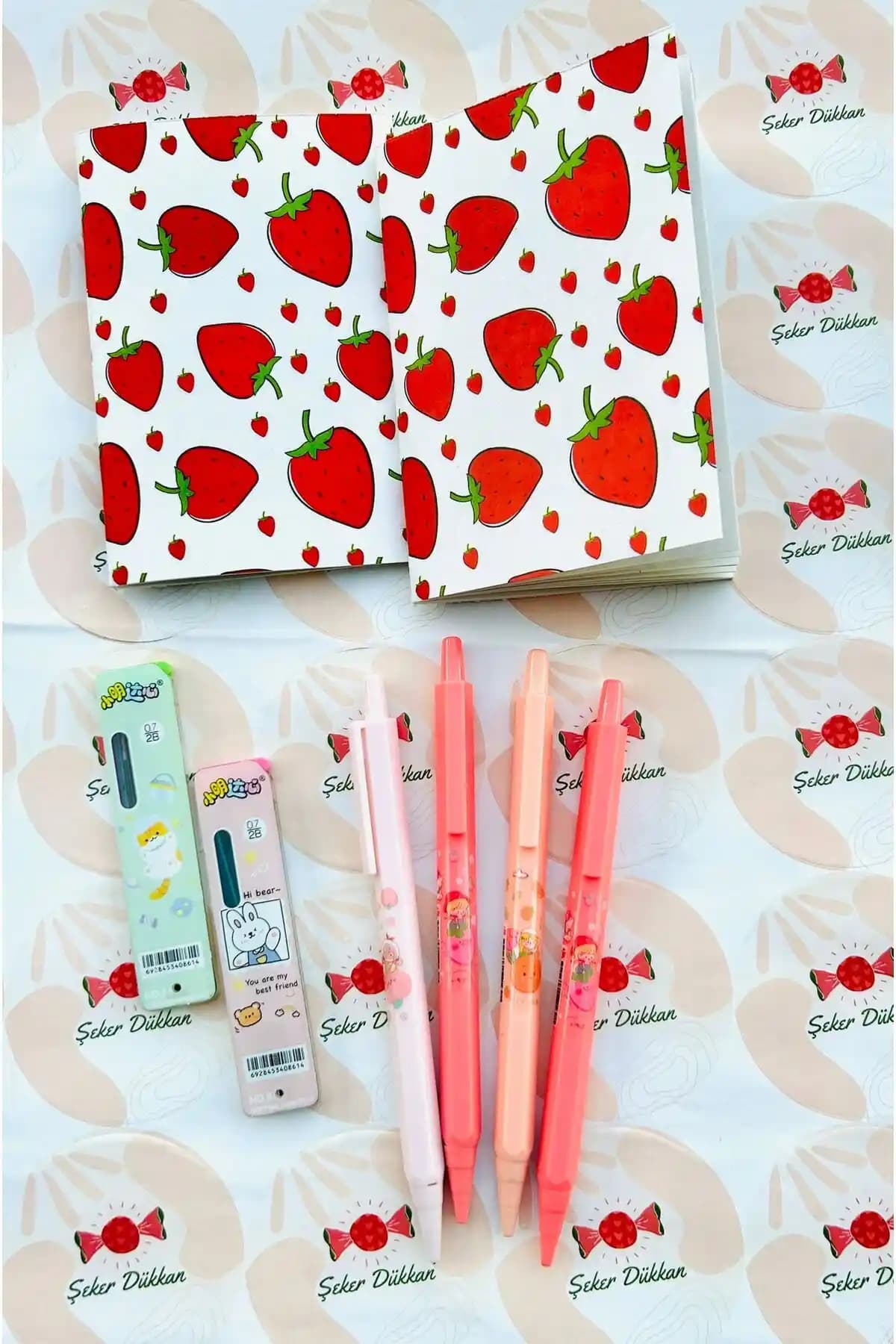 Çilek Temalı Öz Kırtasiye Seti: Çocuklar İçin Renkli ve Dayanıklı Yazma Malzemeleri