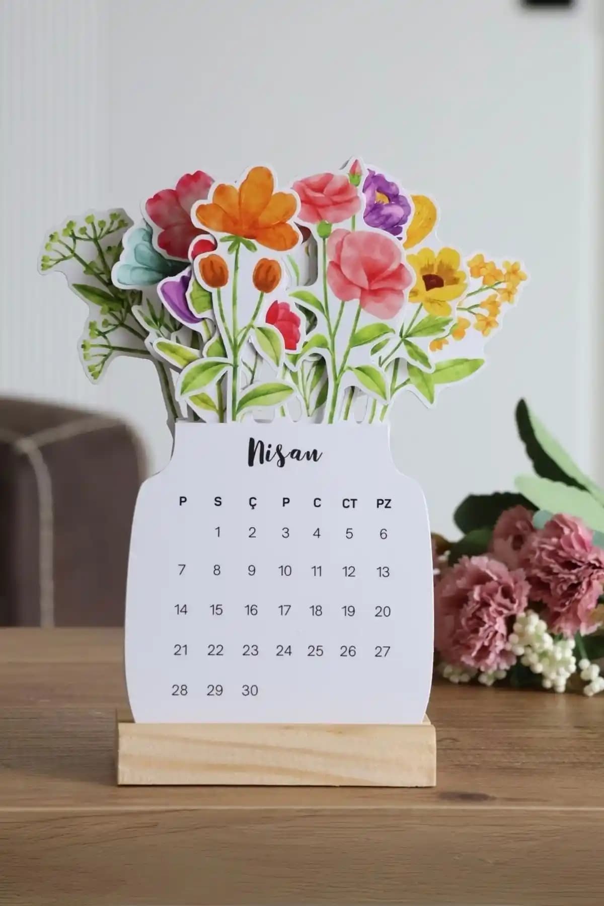 Hume Craft 2025 Çiçekli Masa Takvimi Şıklık ve Fonksiyonelliği Bir Arada Sunar