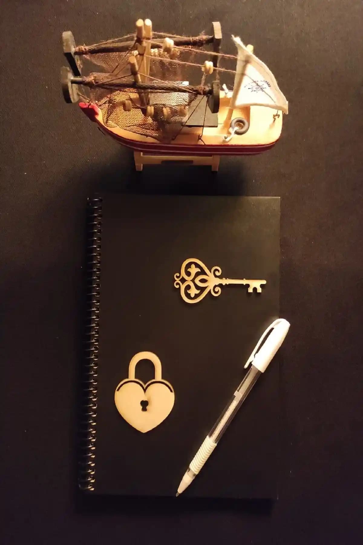 Siyah Ahşap Kapaklı Anı Defteri: Şıklık ve Dayanıklılığı Bir Arada Sunan Çok Amaçlı Defter