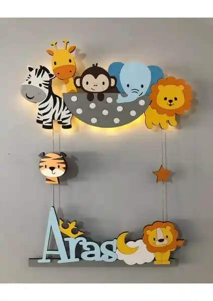 Ahşap Safari Hayvanlar Temalı Işıklı Bebek Odası Kapı Süsü - Kişiye Özel Tasarım ve Dayanıklı Malzeme