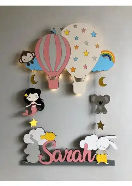 Atölye Selçukum'un Işıklı Ahşap Kapı Süsüyle Çocuk Odalarını Özelleştirme