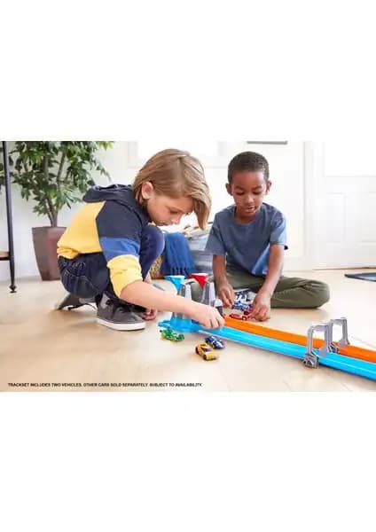 Hot Wheels Çift Çemberde Depar Pist Seti GFH85 ile Yarış Heyecanını Keşfedin
