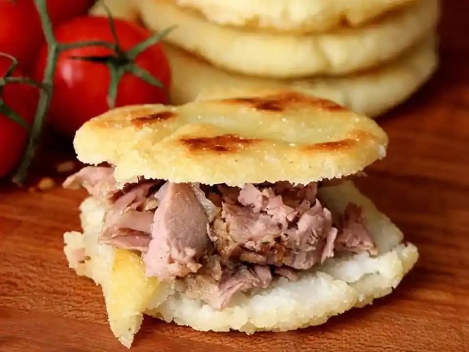 Arepas: Latin Amerika'nın Ekonomik ve Çok Yönlü Mısır Ekmeği Tarifi ve Özellikleri