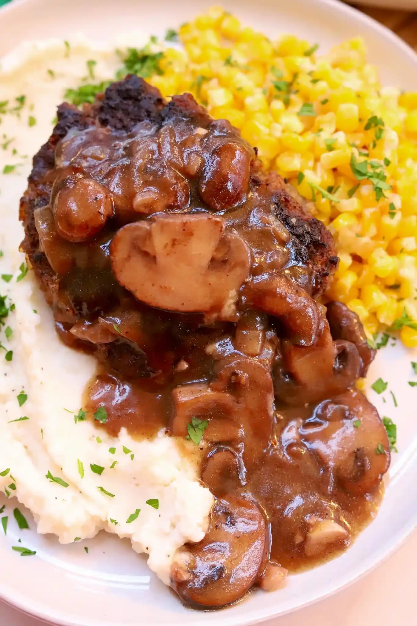 Ev Yapımı Mantar Soslu Salisbury Steak Tarifi ve Pişirme Teknikleri