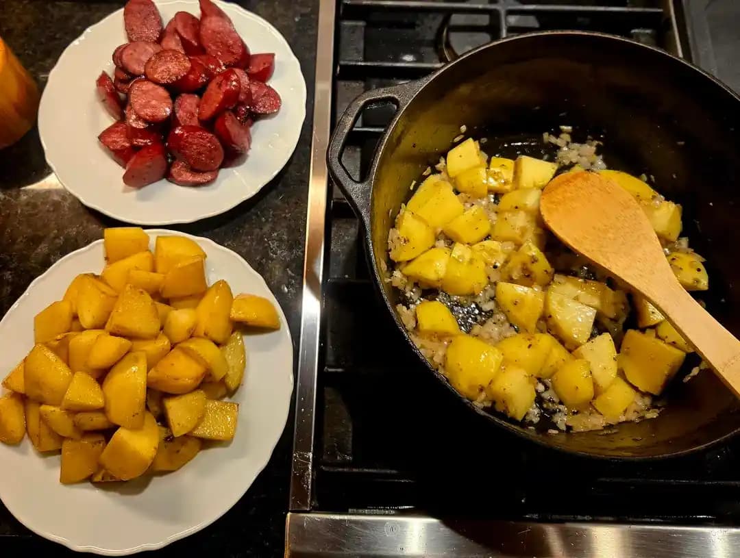 Füme Sosis ve Patatesle Pratik Pişirme Yöntemleri ve Baharat Önerileri