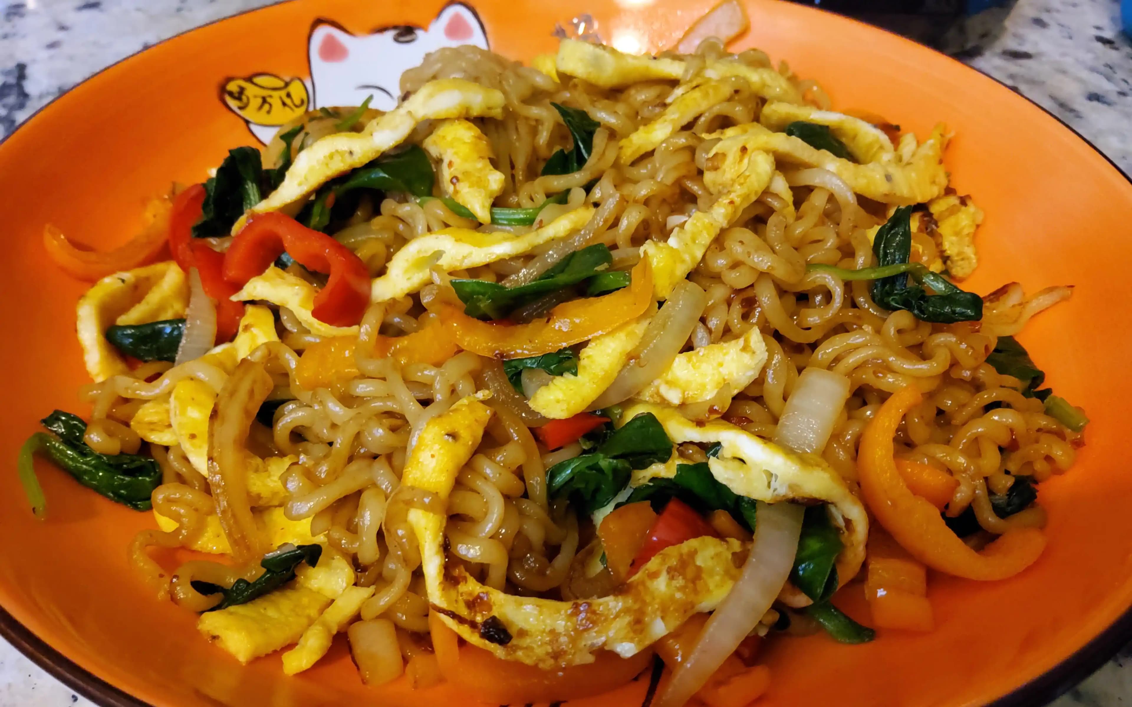 Omlet Şeritleriyle Stir Fry Yöntemiyle Hazırlanan Ramen Kahvaltısı Tarifi