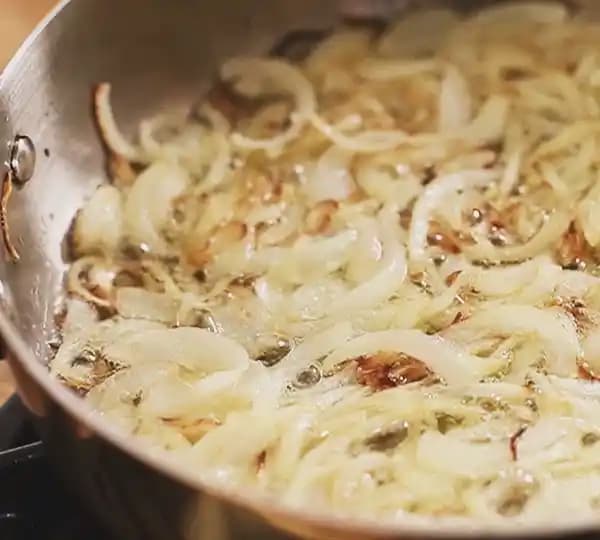 Soğanları Karamelize Etmenin Yöntemleri: Ocak, Fırın, Yavaş Pişirici ve Hızlandırılmış Teknikler