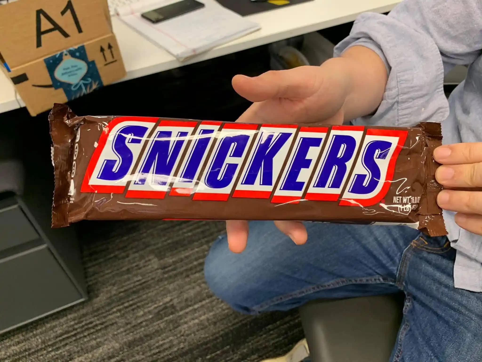 1 Poundluk Dev Snickers Bar: Gerçek Boyutu, Satış Şekli ve Tüketim Değerlendirmesi