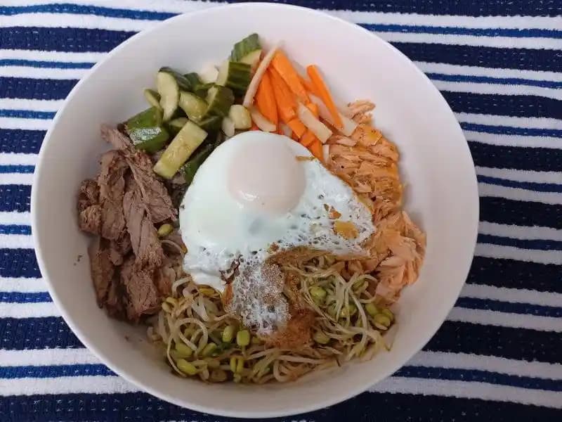 Artan Malzemelerle Ev Yapımı Bibimbap: Kalan Malzemelerle Lezzetli ve Ekonomik Yemek