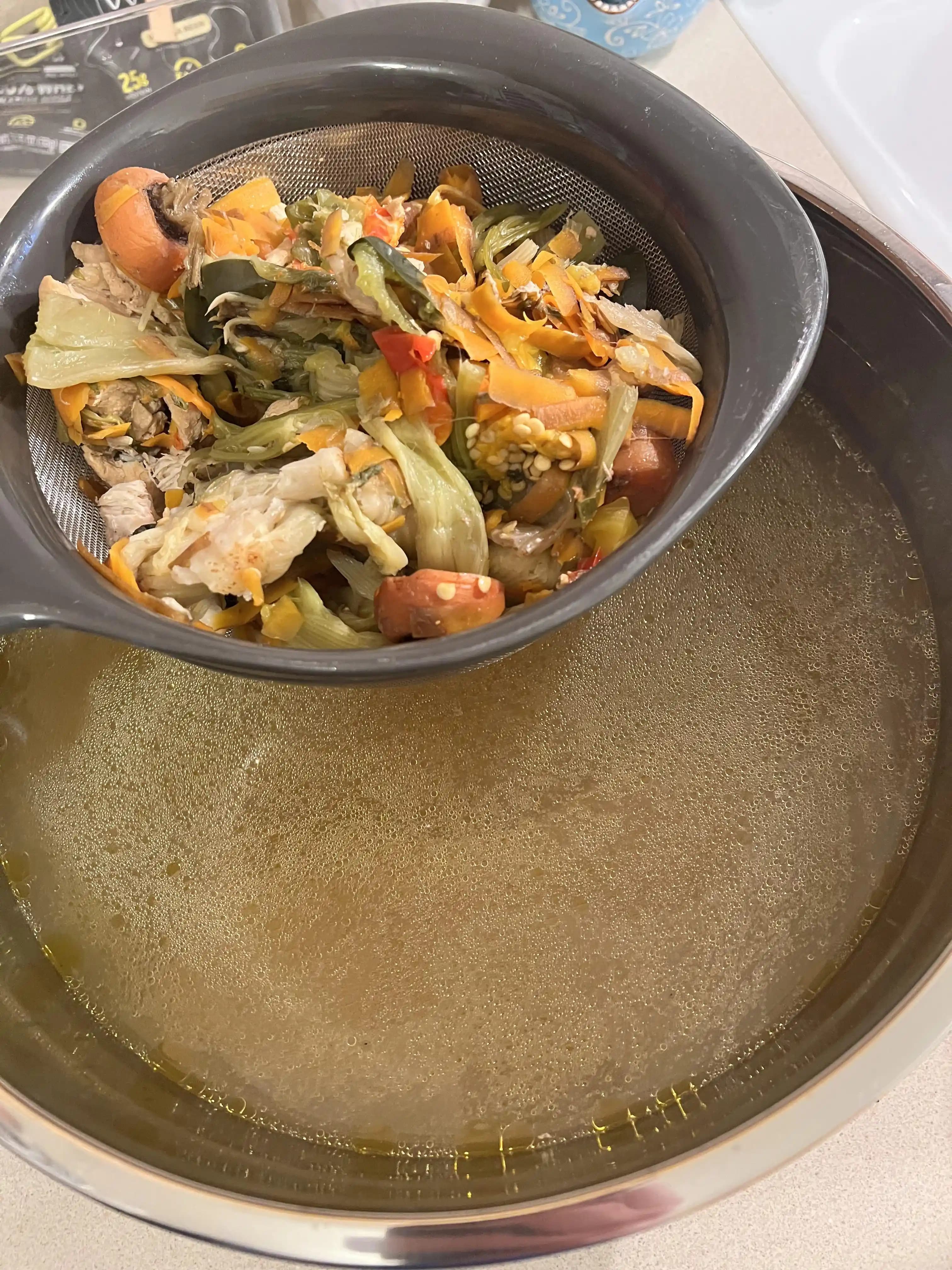 Artan Sebze ve Tavuk Artıklarından Ev Yapımı Lezzetli ve Besleyici Stok Hazırlama Yöntemleri