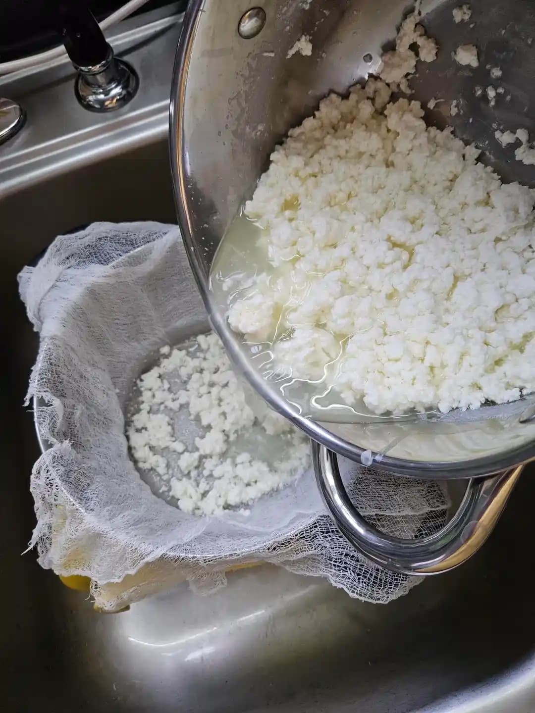 Ev Yapımı Queso Fresco Peyniri ve Domates Soslu Ekonomik Makarna Tarifleri