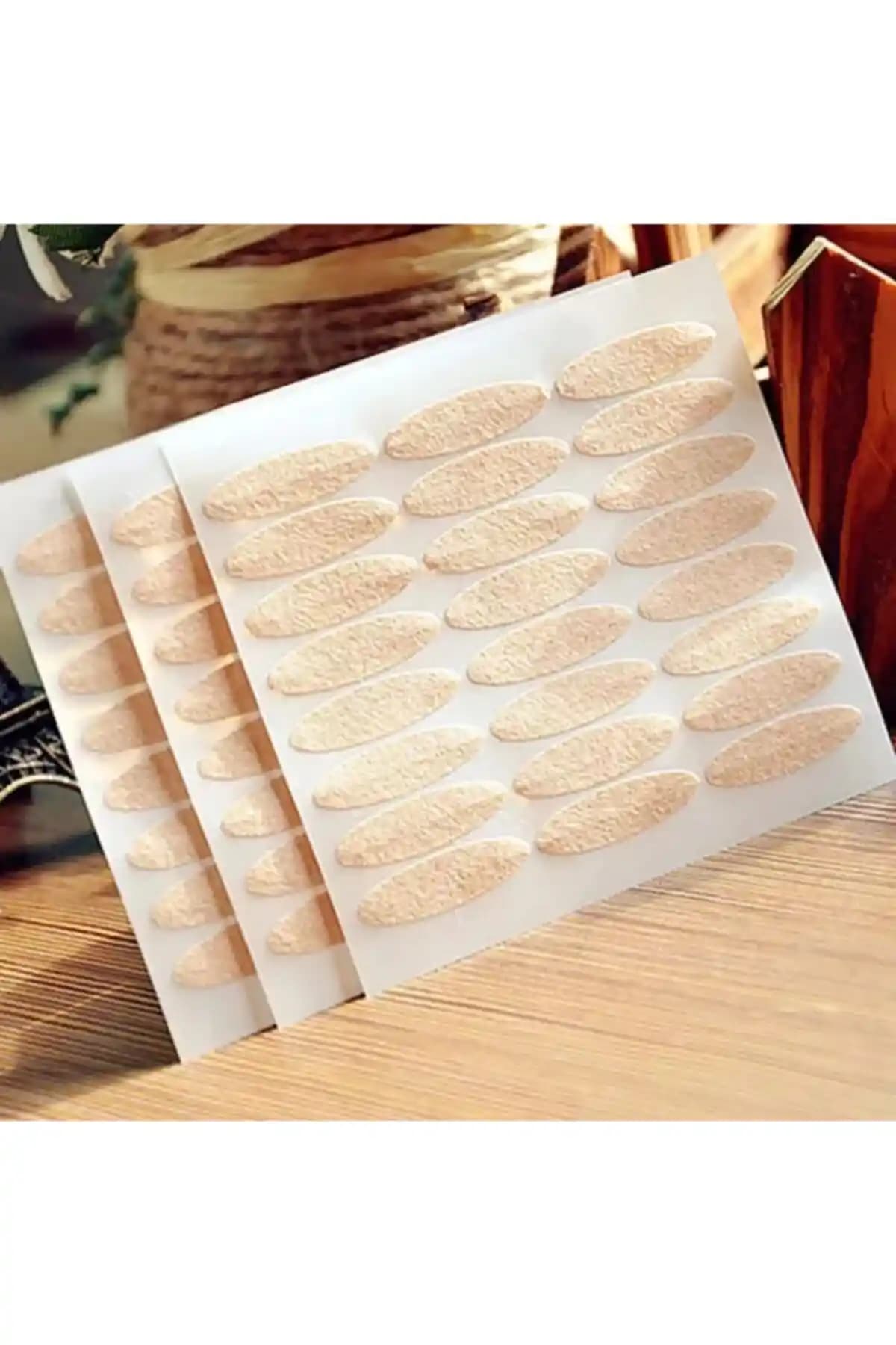 Göz Kapaklarını Kaldıran Bantlar: Günlük Göz Bakımında Pratik ve Etkili Çözüm