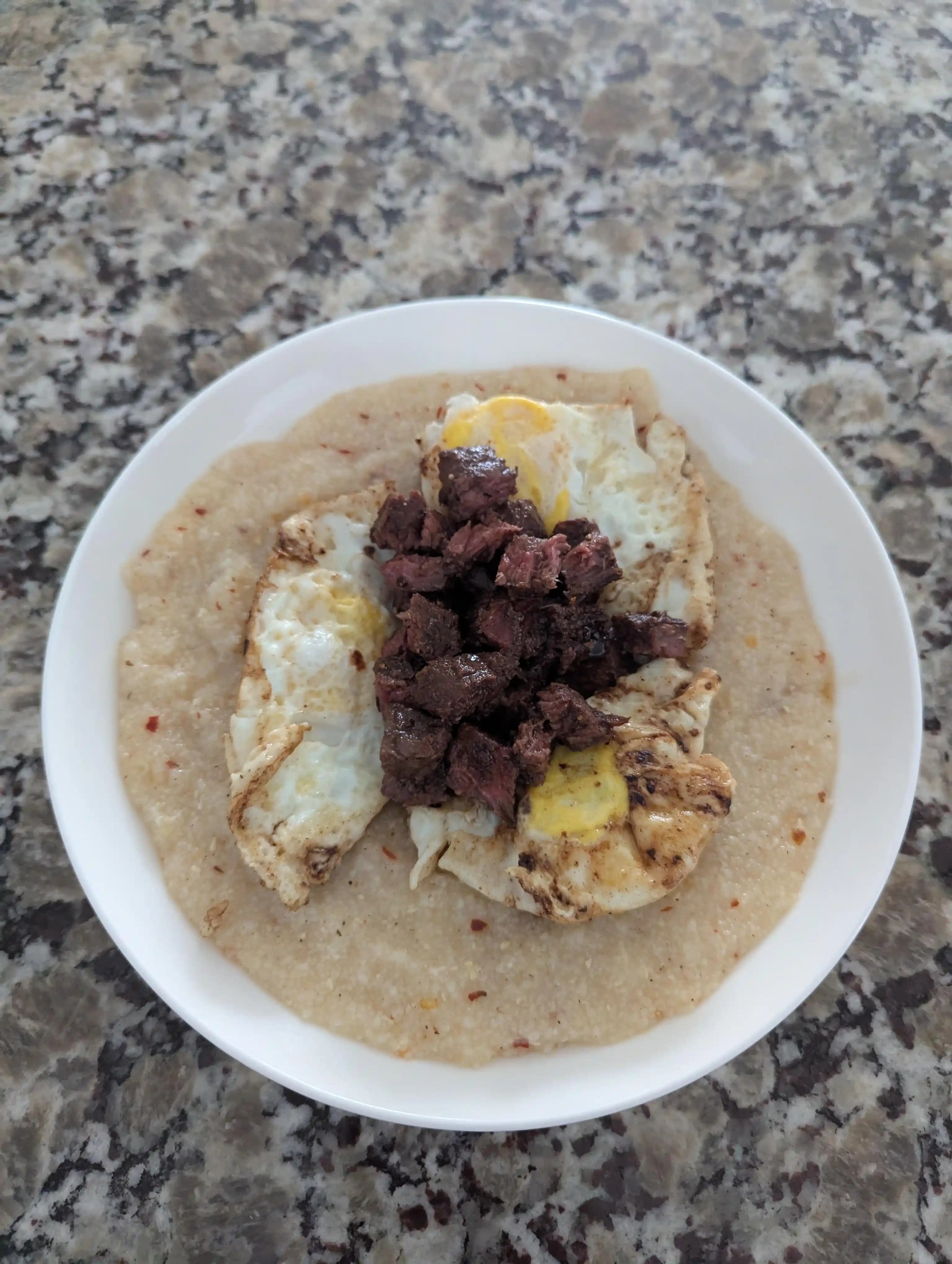 Grits, Biftek ve Yumurta ile Ekonomik ve Besleyici Kahvaltı Tarifi ve Püf Noktaları