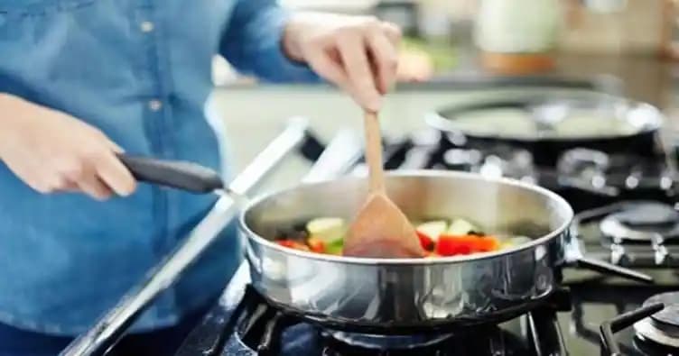 Ocak ve Fırın Olmadan Yemek Pişirme Yöntemleri ve Pratik Mutfak Çözümleri