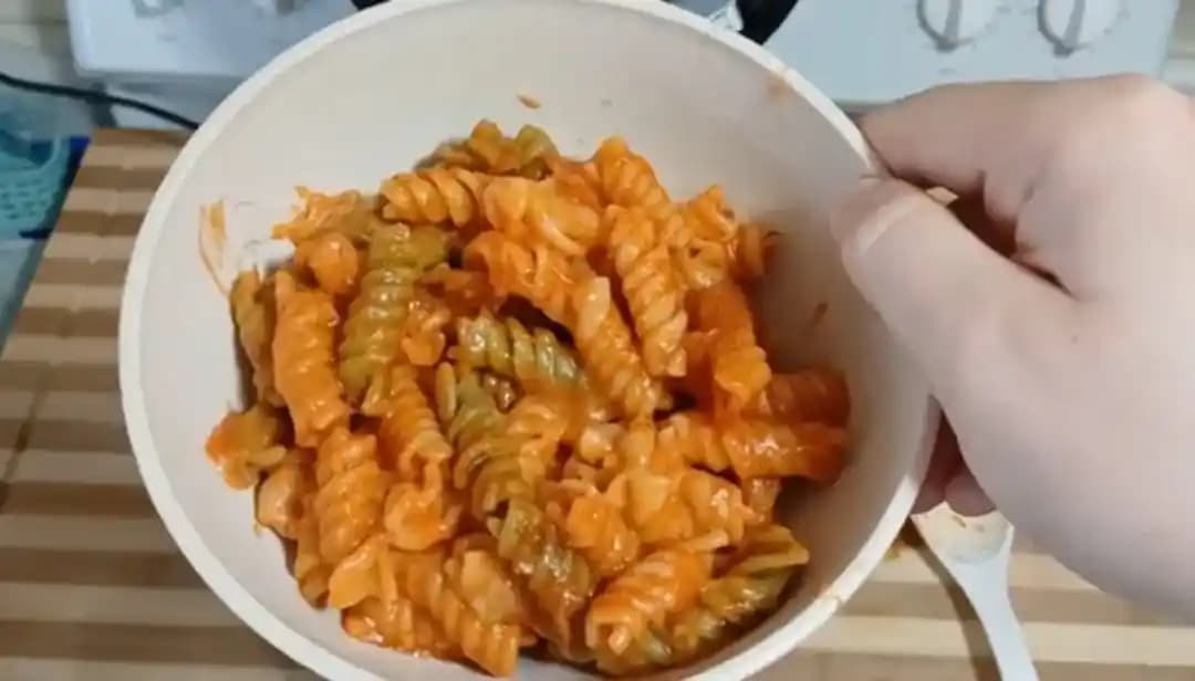 Pirinç Pişiricisinde Peynirli Makarna ve Marinara Sosuyla Hızlı Tarif