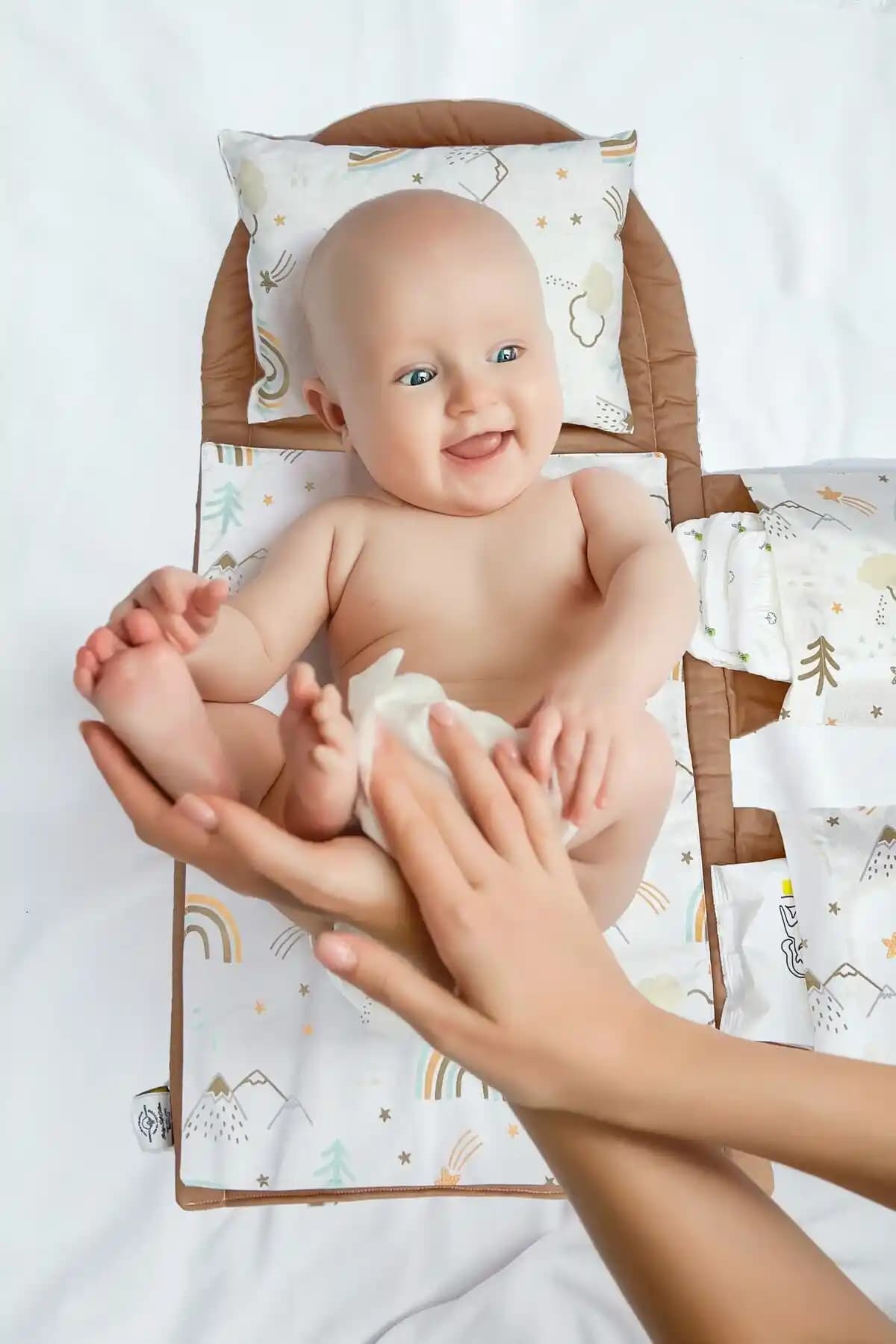 Atölye Eda Alezli Alt Açma Minderi: Pamuk Dış Yüzey, Sıvı Geçirmez Katman ve Kolay Taşıma