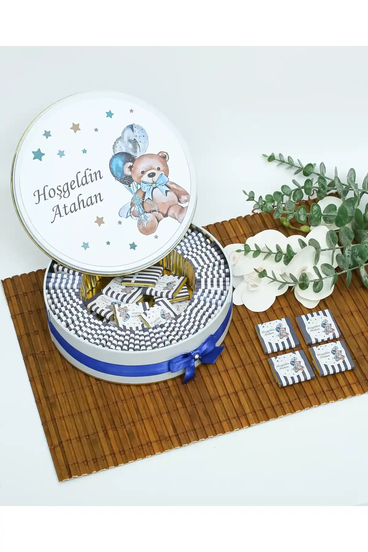 Kişiye Özel Bebek Hoşgeldin Çikolatası: Ayıcık Figürlü, Metal Kutulu Hediye