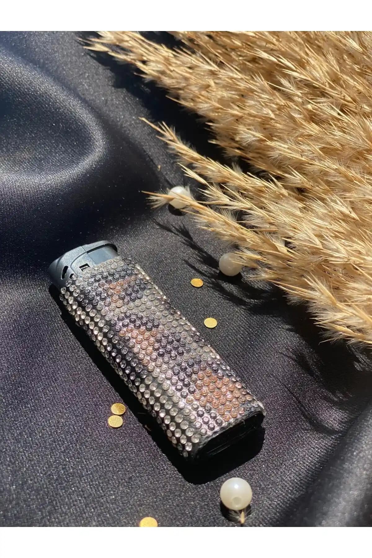 Zey Desing Kahve Leopar Desenli Taşlı Çakmak – Dayanıklı Taş Kaplama ile Şık Aksesuar