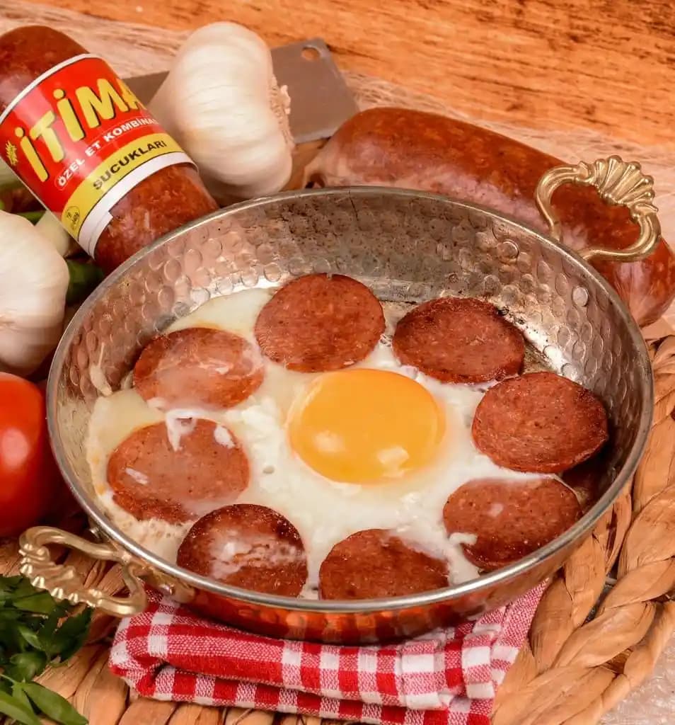 Afyon Sucuğu: Geleneksel Yapım Teknikleri ve Lezzet Sırları Hakkında Detaylı Bilgi