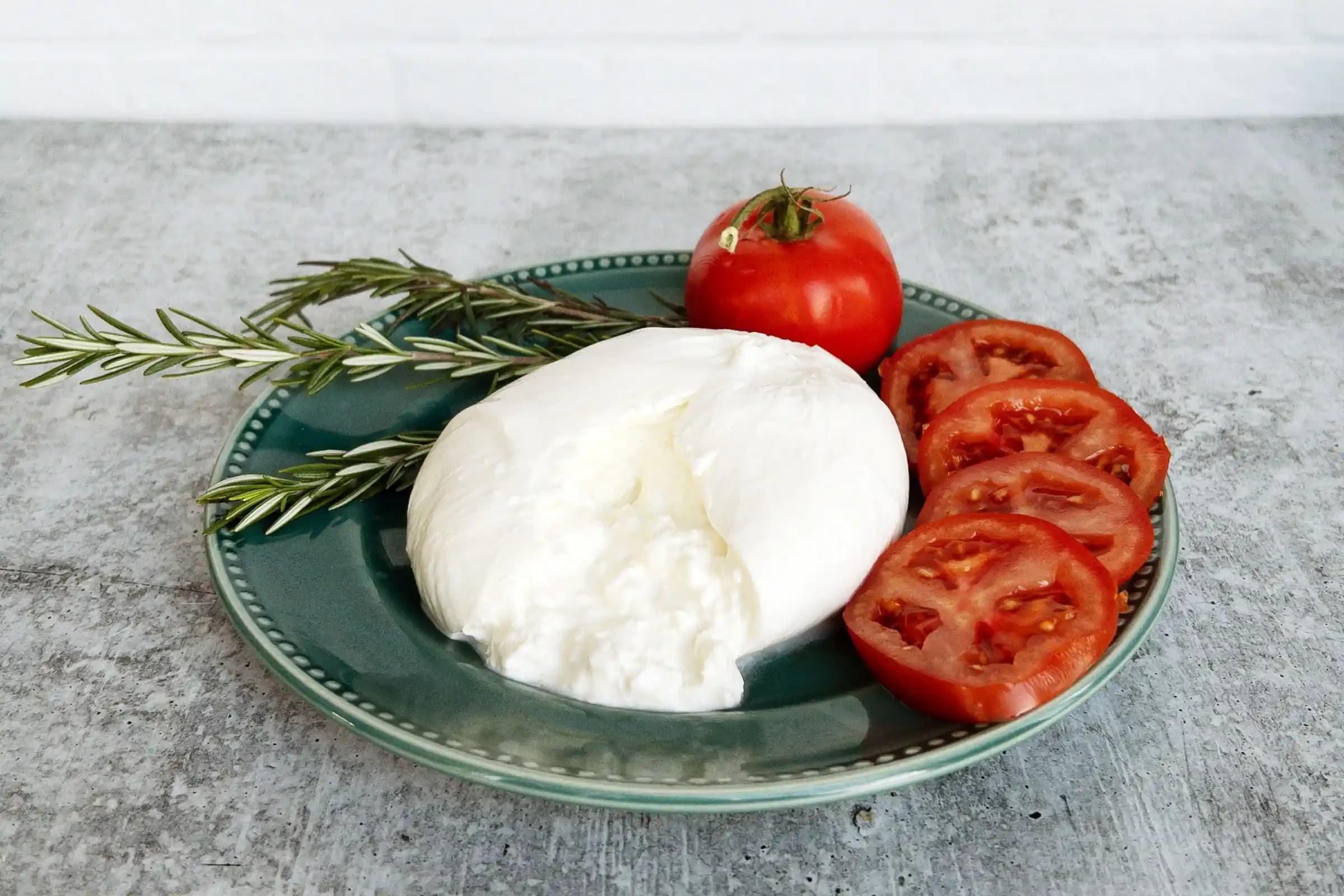 Burrata Nedir? İtalyan Mutfağının Kremsi ve Lezzetli Peynir Türü Hakkında Bilgi
