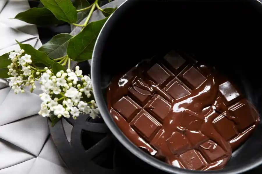 Çikolata Eritme Teknikleri: Güvenli ve Etkili Yöntemlerle Mükemmel Sonuçlar