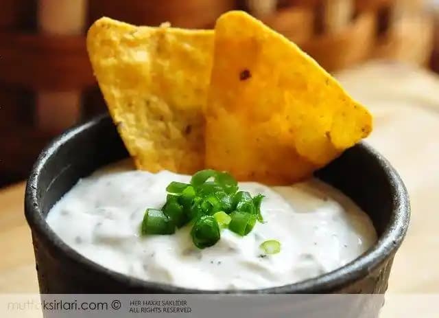 Cips ile Uyumlu Soslar: Çeşitleri ve Sunum İpuçlarıyla Atıştırmalık Keyfini Artırın