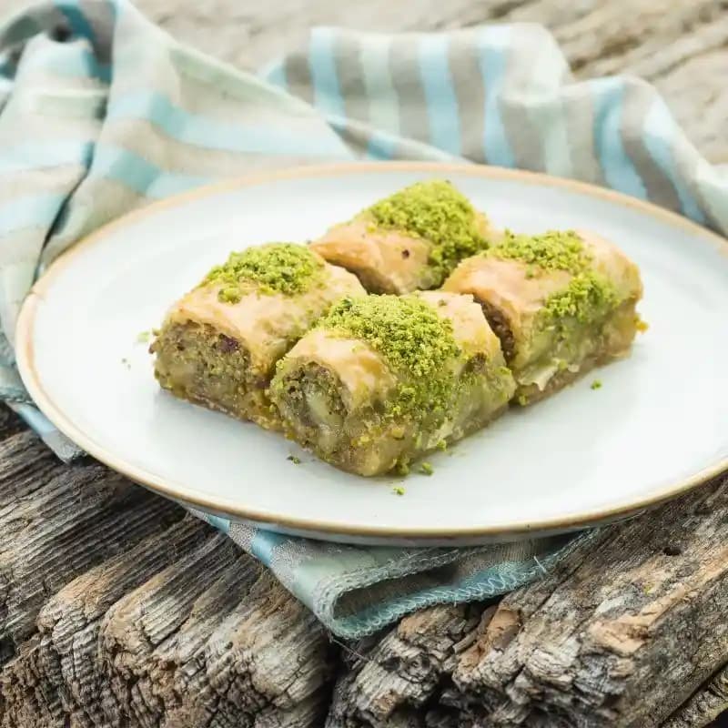 Fıstıklı Tatlı Çeşitleri ve Özellikleri: Geleneksel ve Modern Lezzetler