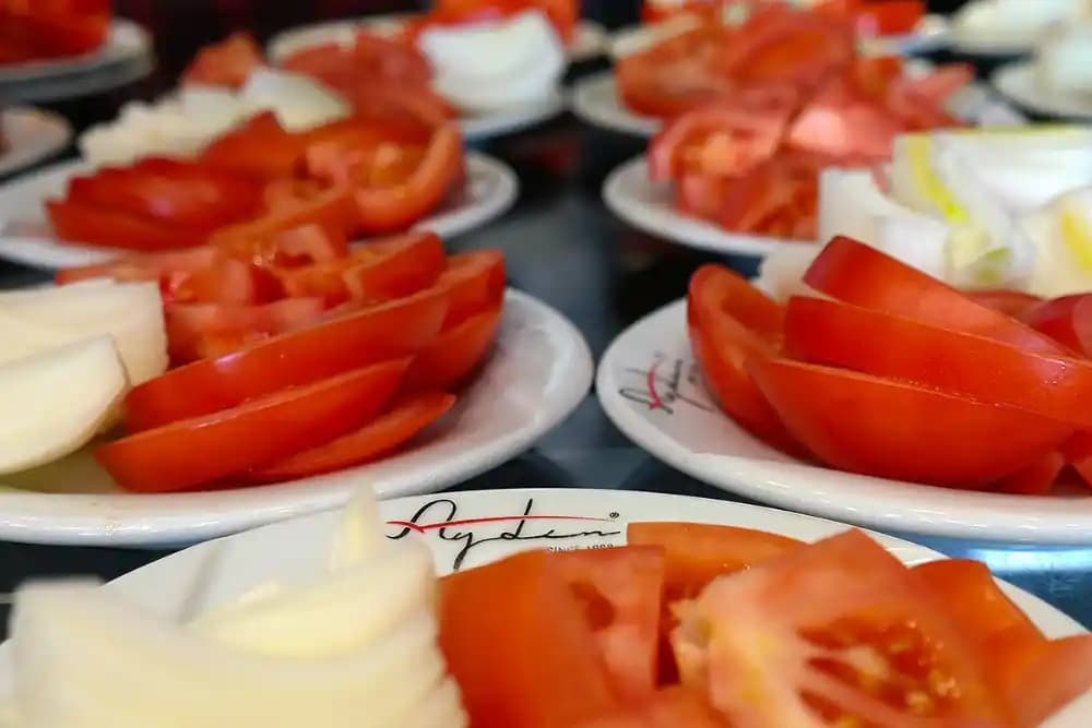 Garnitür Çeşitleri ve Kullanım Alanları ile Mutfakta Renk ve Tat Katma Yöntemleri