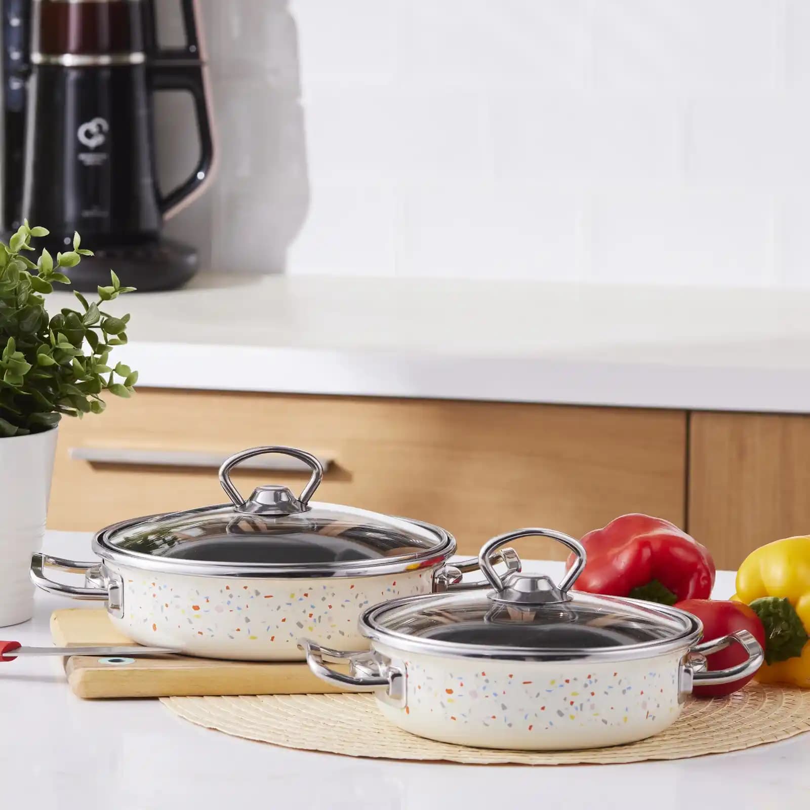 Karaca Emaye Sahan: Dayanıklı ve Şık Mutfak Gereçleri ile Pratik Kullanım