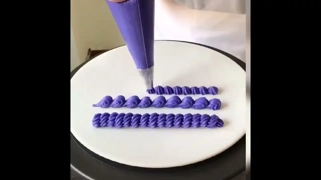 Krema Sıkma Teknikleri ve Uygulama İpuçlarıyla Estetik Tatlılar Hazırlama Rehberi