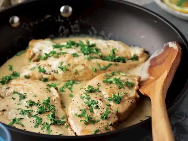 Kremalı Tavuk Tarifi: Pratik ve Lezzetli Ana Yemek Seçeneği