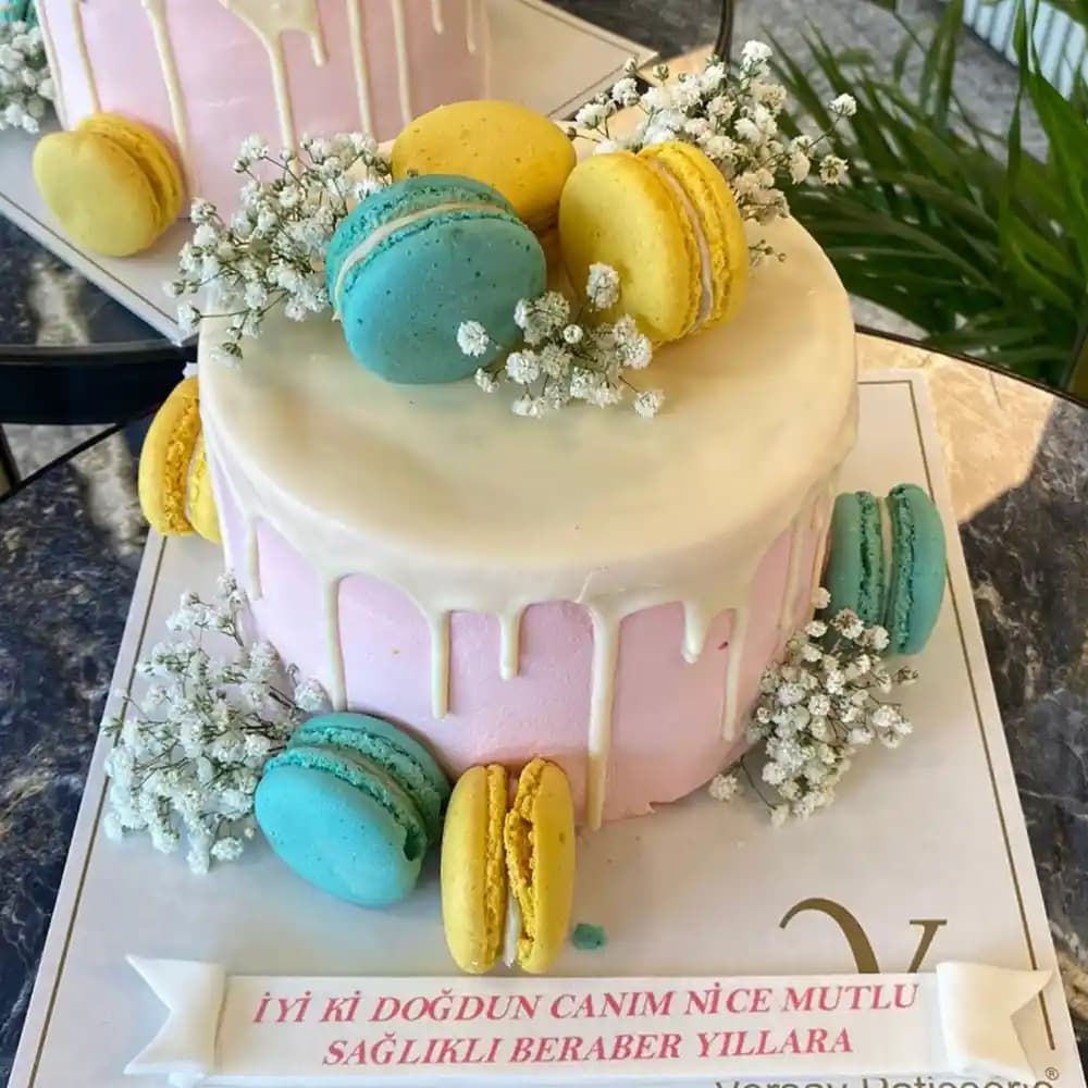 Makaron Süslemeli Pastalar: Görsel ve Lezzet Dengeleyiciler İçin Modern Pastacılık Trendleri