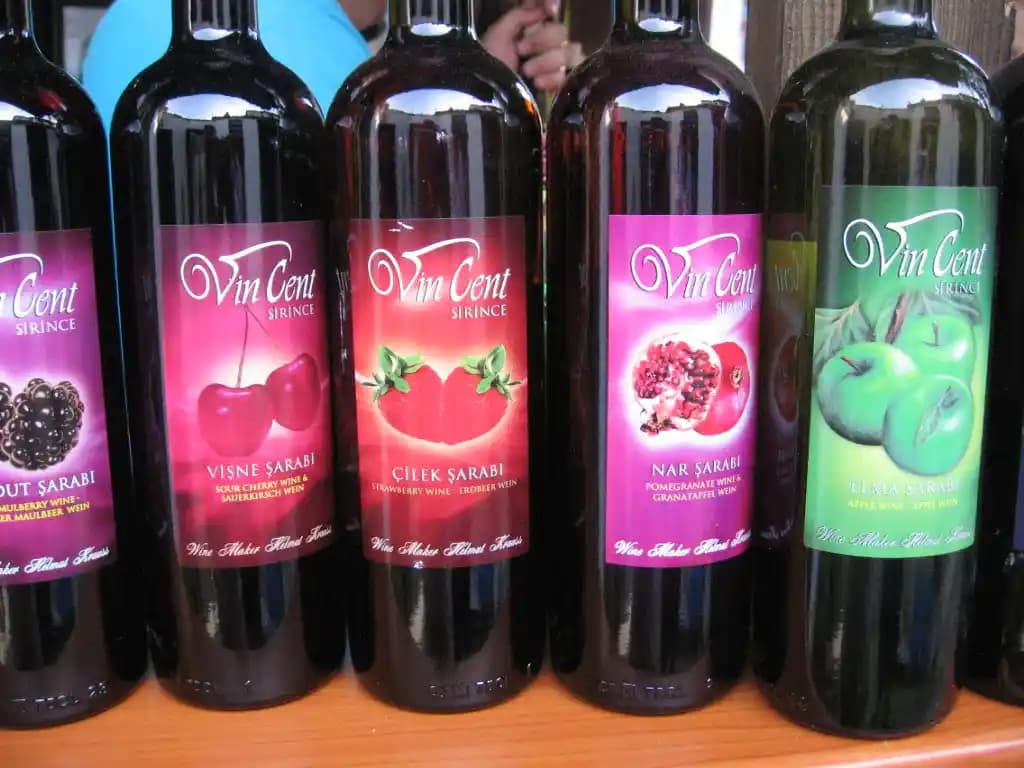 Meyveli Şaraplar: Tat ve Aromanın Buluşmasıyla Zenginleştirici Bir İçim Deneyimi