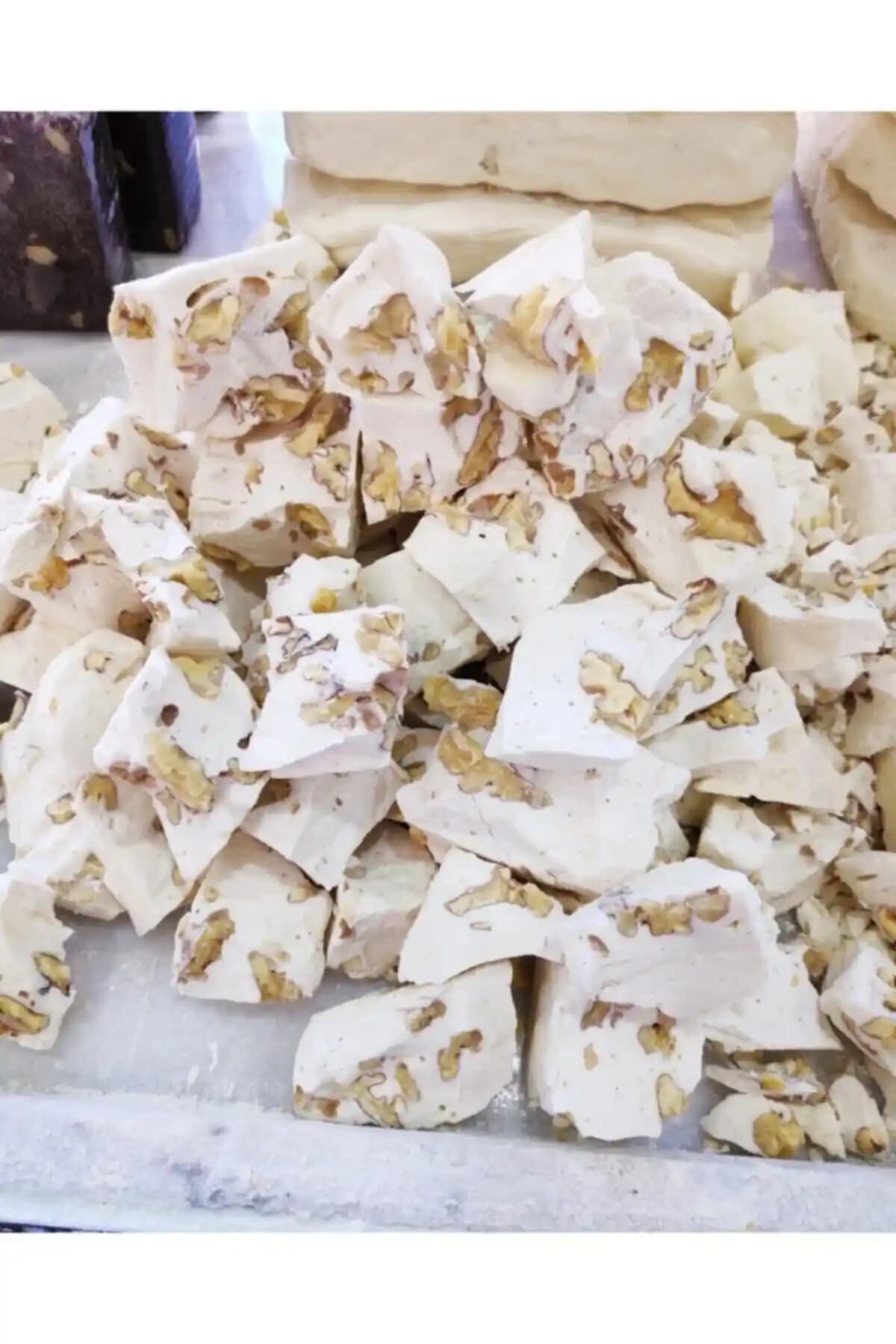 Panayır Helvası: Geleneksel ve Modern Tariflerle Türk Mutfağının Sevilen Tatlısı