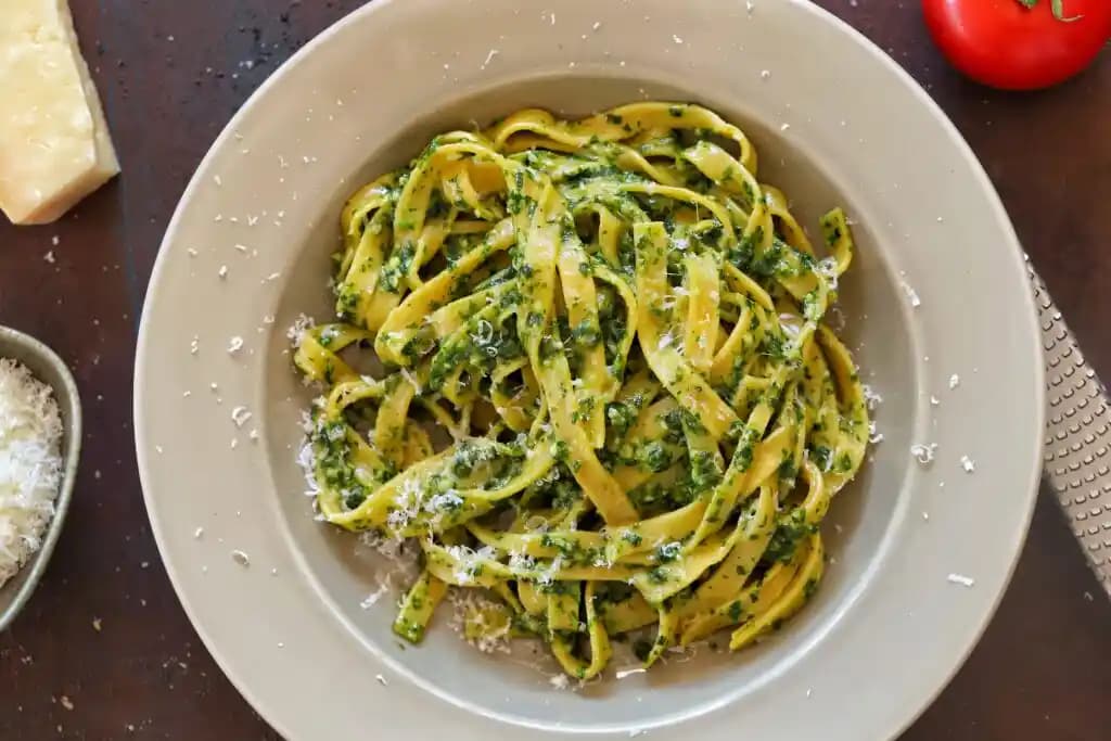 Pesto Soslu İtalyan Makarnası: Geleneksel ve Ev Yapımı Lezzetler Hakkında Bilgiler