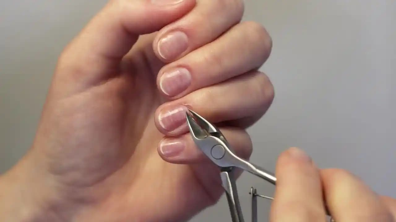 Tırnak Eti Yu<muş>atma Yöntemleri ve Ürünleri: Sağlıklı ve Estetik Tırnaklar İçin Rehber