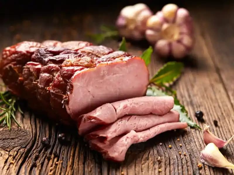 Tütsülenmiş Et: Geleneksel ve Modern Mutfaklarda Aromanın ve Lezzetin Buluşması