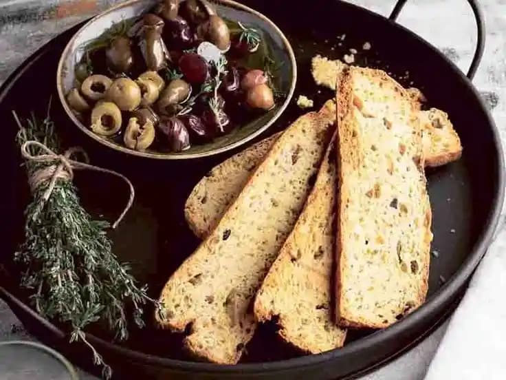 Zeytinli Kekikli Bisküvi: Akdeniz'in Aromasını Yansıtan Sağlıklı Atıştırmalık