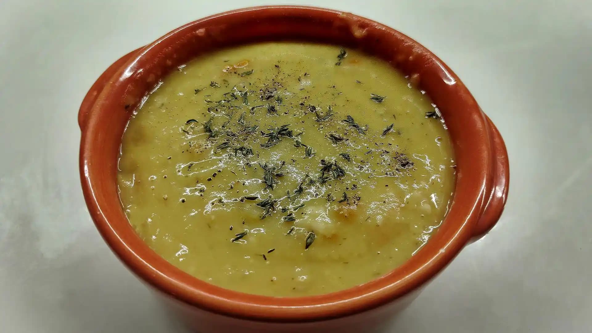 Sarı Kırık Bezelye Çorbası Tarifi: Geleneksel ve Besleyici Bir Lezzet